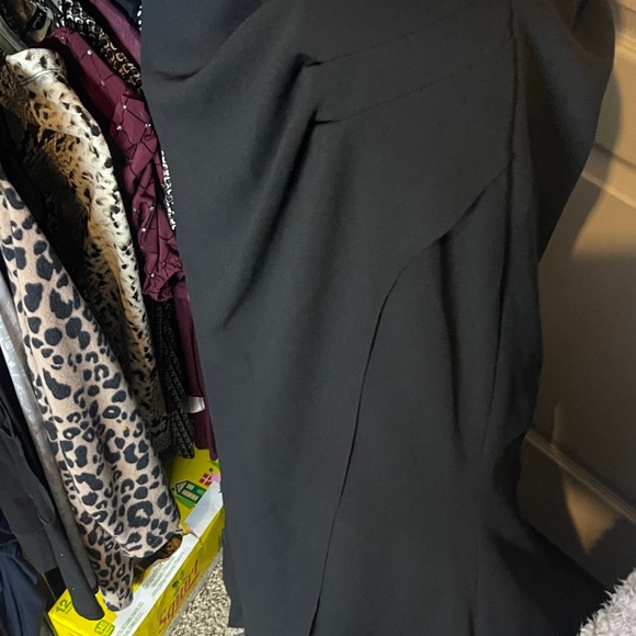 Elegant Black Off-Shoulder Dress - Picture 7 of 9